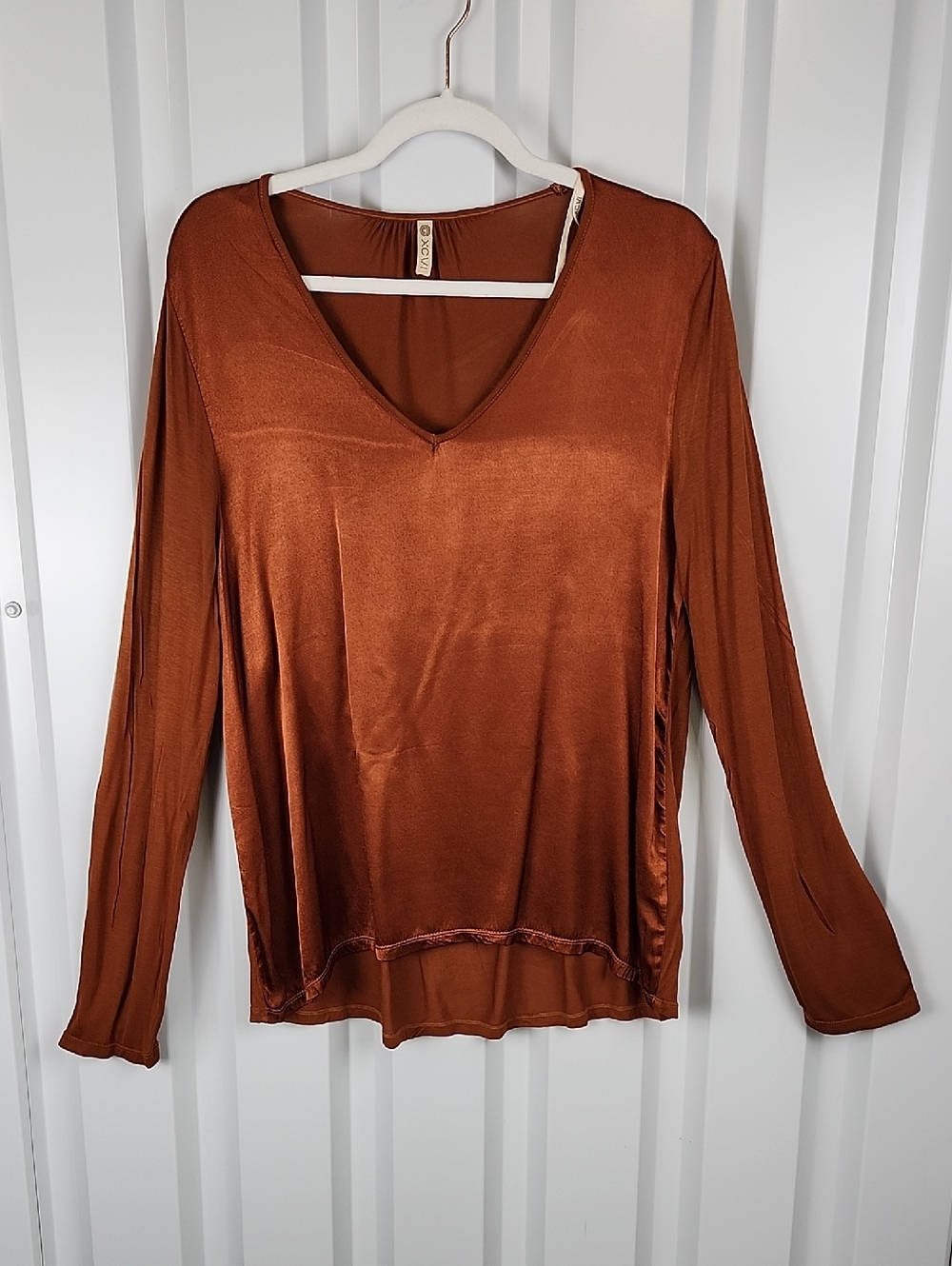 XCVI Women's Kalvin Kalvin V-Neck Long-Sleeve Satin-Front Tee Rust Size Large